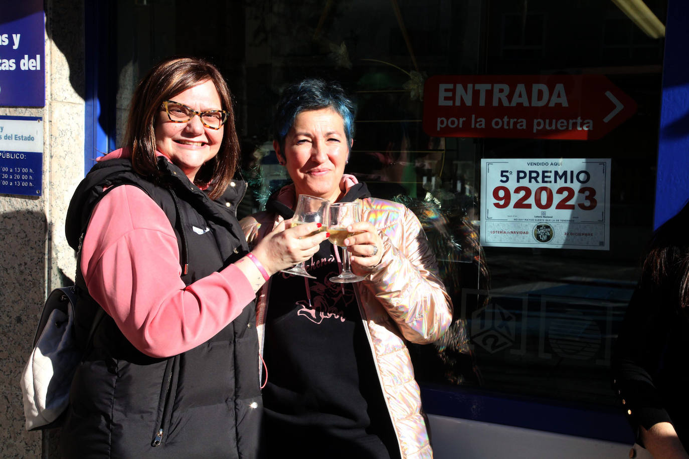 La alegría de los afortunados de la Lotería de Navidad en Alicante, en imágenes