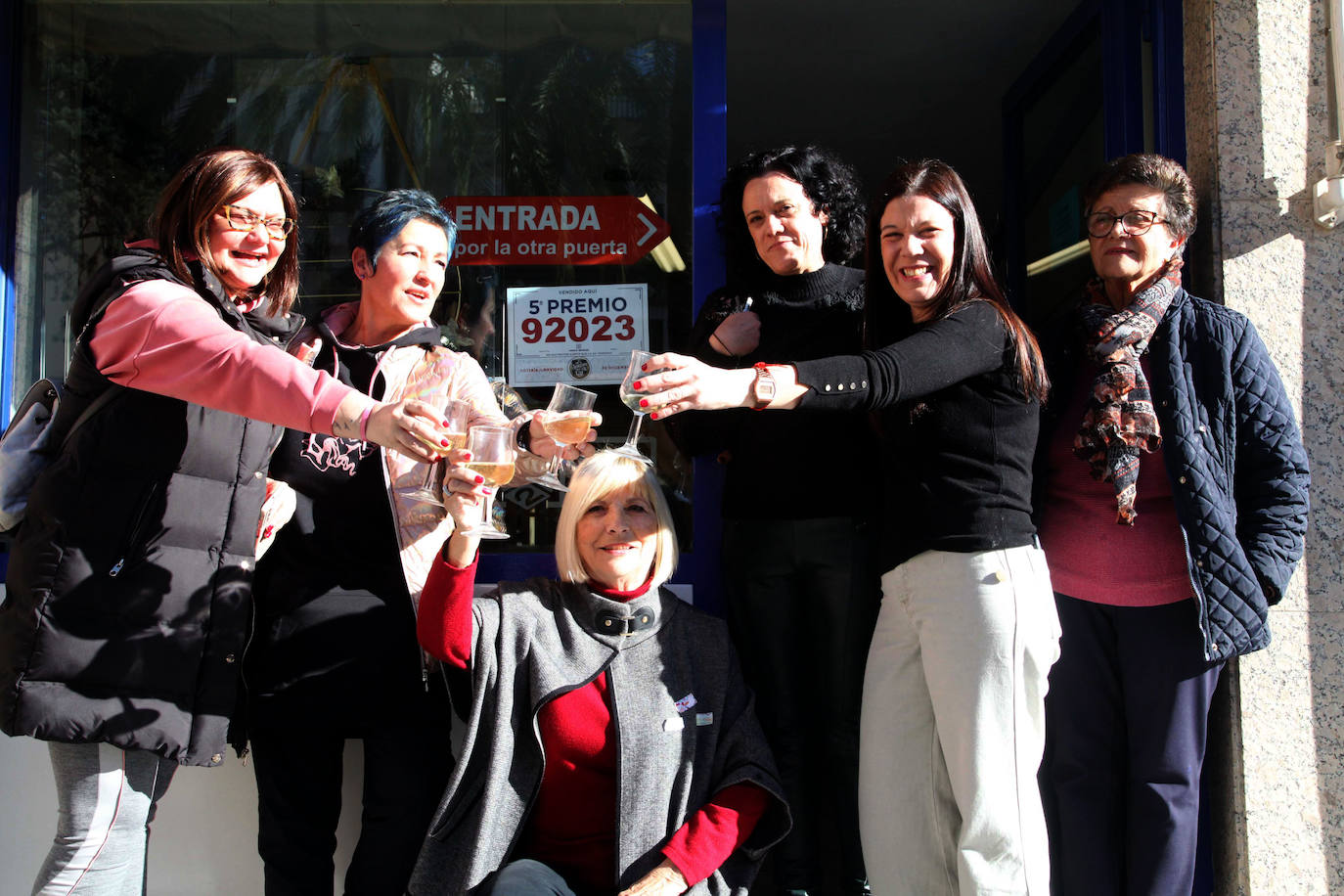 La alegría de los afortunados de la Lotería de Navidad en Alicante, en imágenes