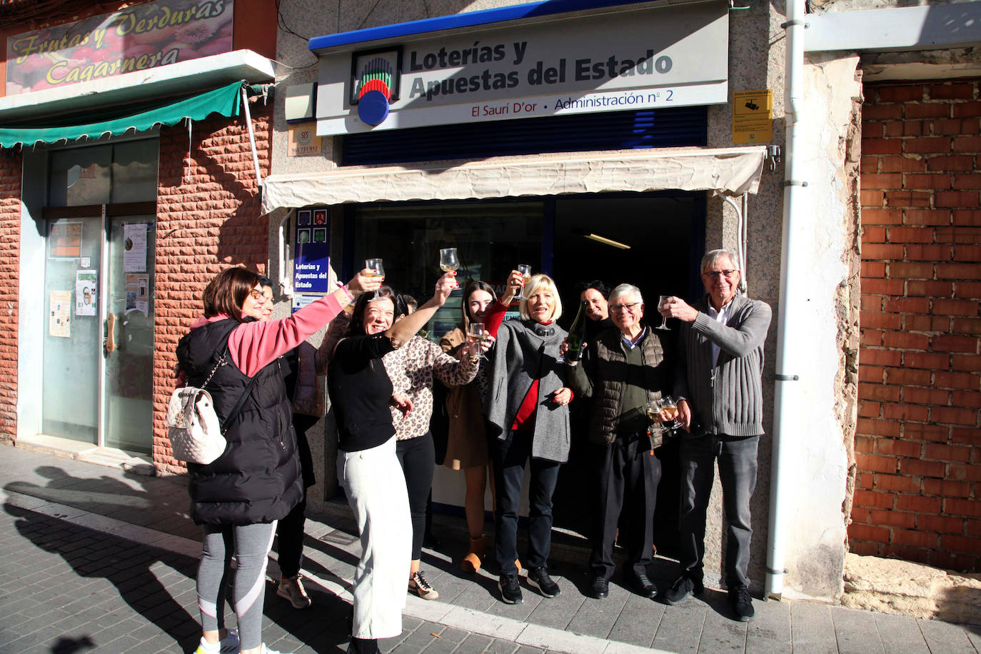 La alegría de los afortunados de la Lotería de Navidad en Alicante, en imágenes