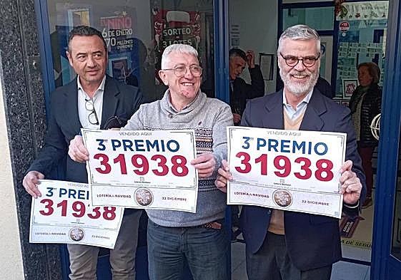 El lotero de Biar, con los reprsentantes de Loterías y Apuestas del Estado, muestran el número ganador de la Lotería.