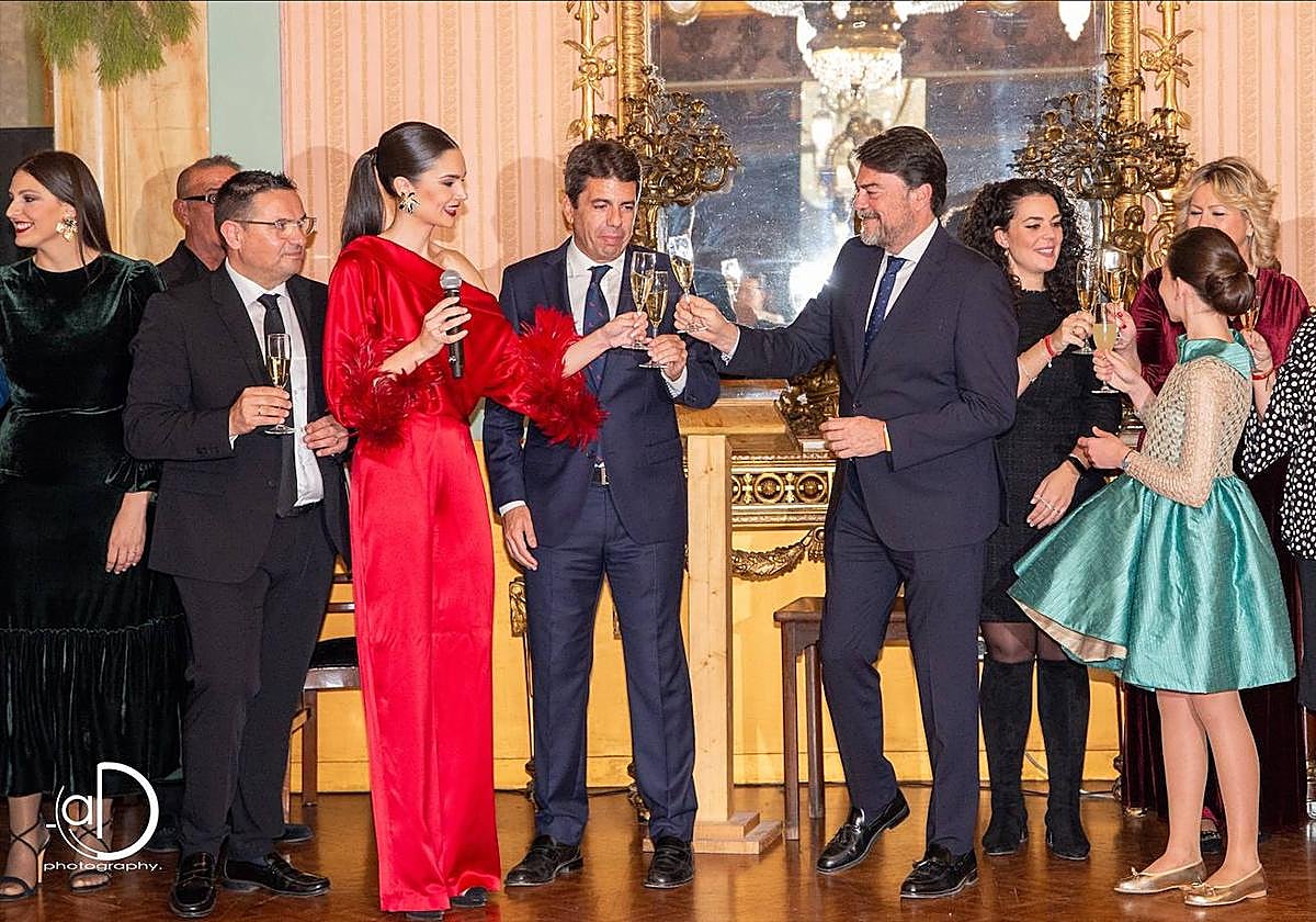 Brindis de les belleses del Foc con las autoridades.