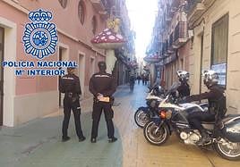 Agentes de Policía en la 'calle de las setas' de Alicante.