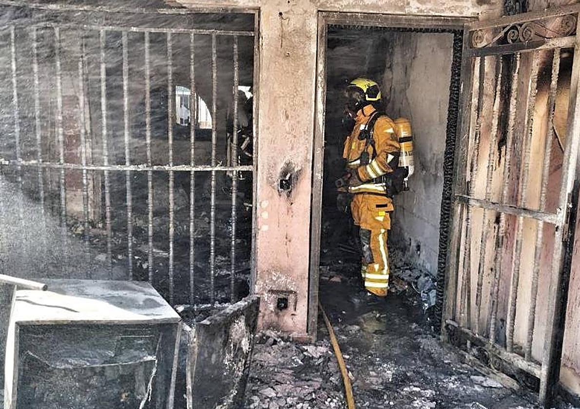 La planta baja afectada por las llamas.