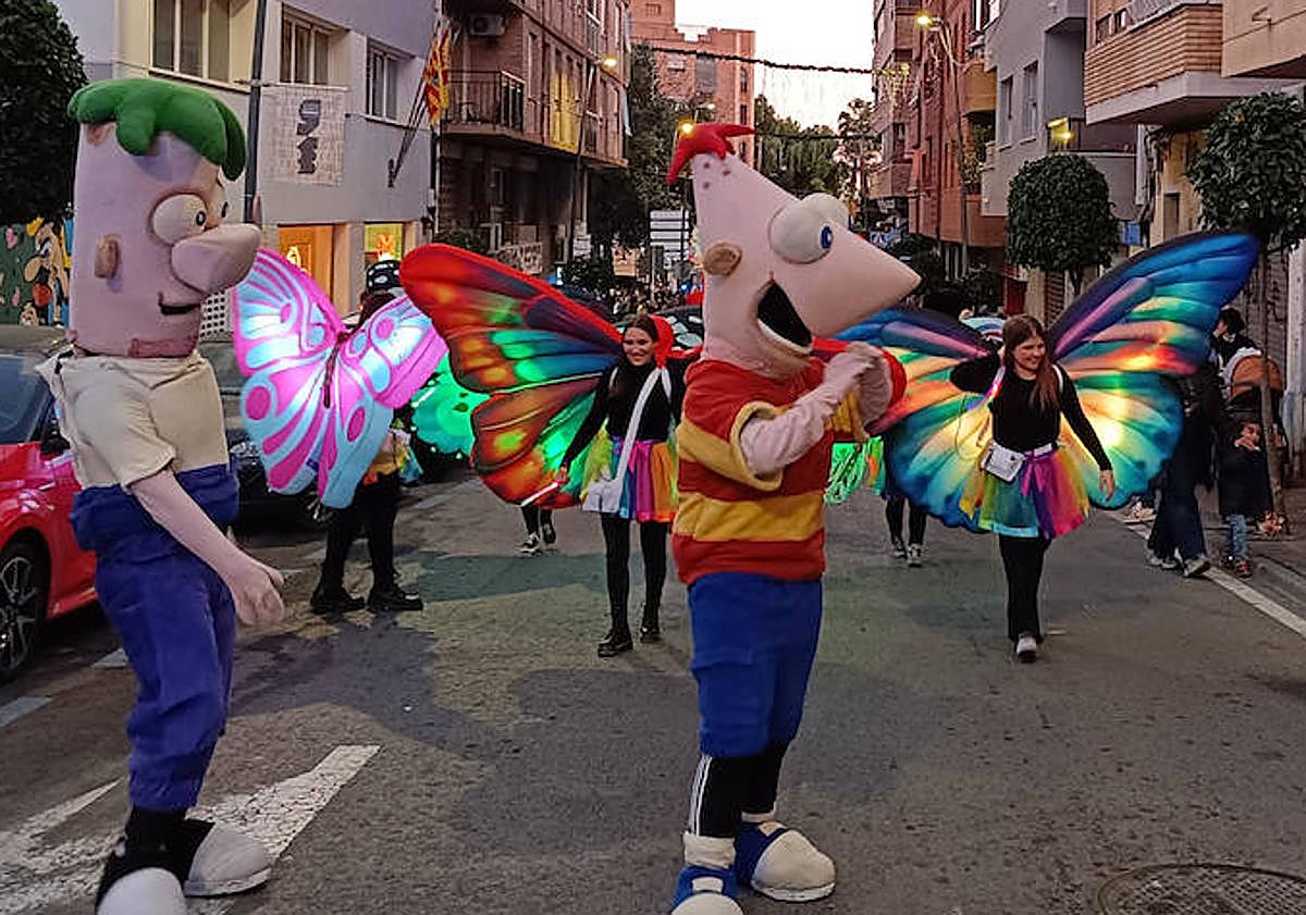 Imagen principal - Momentos del defile de Navidad en la Vila Joiosa. 
