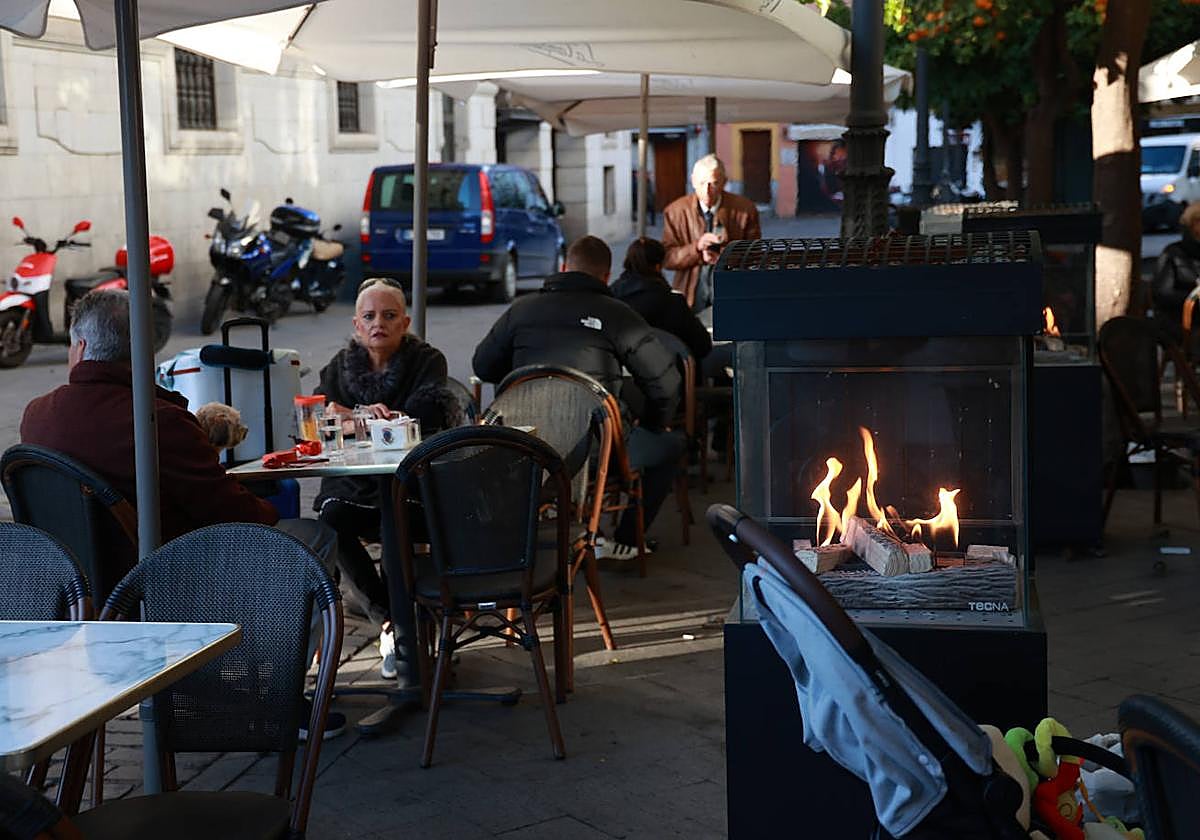 Una terraza con calefactores por el frío.