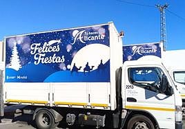 Vehículo de limpieza decorado con motivos navideños.