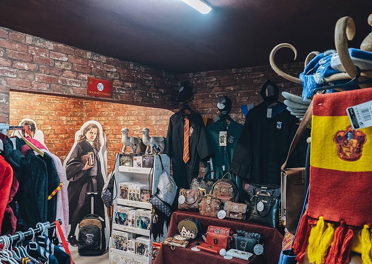 Imagen secundaria 1 - Productos licenciados en tiendas de Alicante.