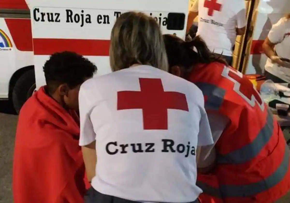 Voluntaria de Cruz Roja atiende a dos personas en Torrevieja, en una imagen de archivo.