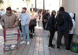 Colas en la Plaza de Toros para conseguir una entrada para la Cabalgata de Reyes.