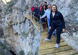 La consellera Montes y el alcalde de Relleu, en la comitiva que ha recorrido la Pasarela.