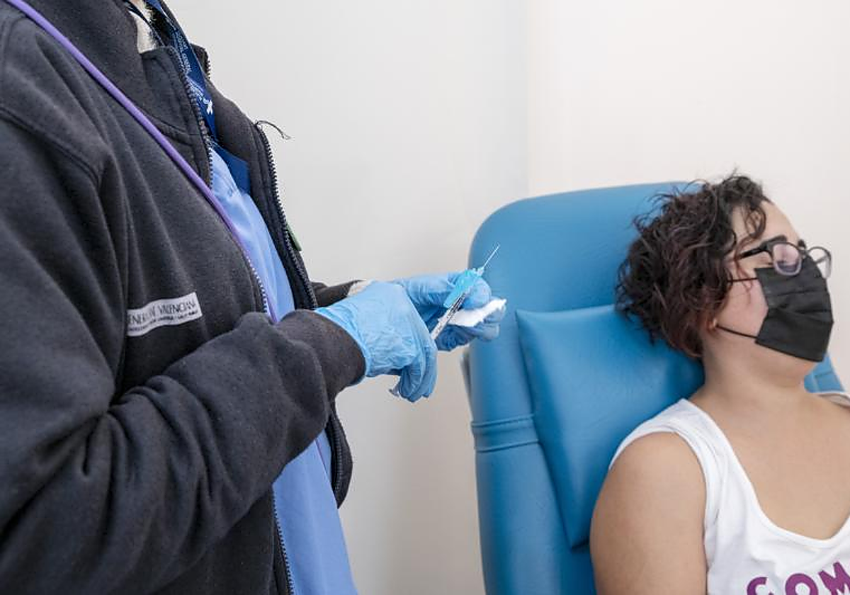 Una mujer se vacuna frente al covid en el Hospital General de Alicante.