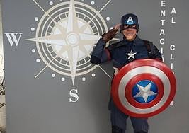 El Capitán América visita el área de pediatría de un hospital.