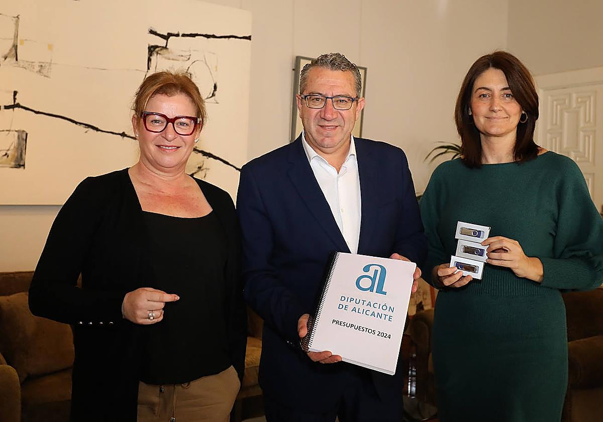 El presidente de la Diputación de Alicante, Toni Pérez, tras reunirse con las dos vicepresidentas, Ana Serna y Marina Sáez.