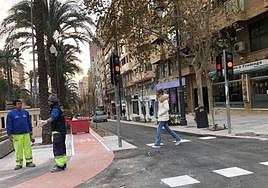 Coches ya bajando por la avenida General Marvá en dirección a Luceros.
