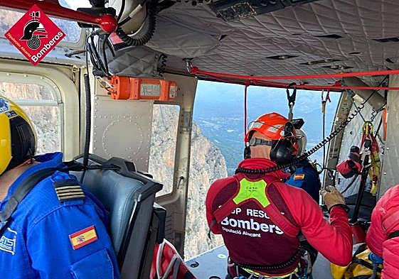 El helicóptero de los Bomberos de la Diputación, en plena actuación.