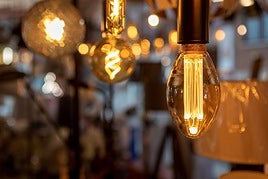 Bombillas encendidas en una feria.