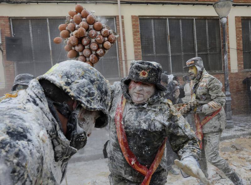 &#039;Els enfarinats&#039; vuelven a sembrar el caos en Ibi