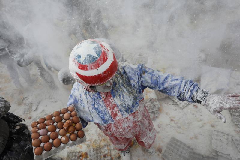 &#039;Els enfarinats&#039; vuelven a sembrar el caos en Ibi