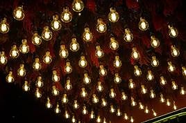 Bombillas encendidas en una vivienda.