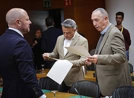 Joan Baldoví conversa con diputados socialistas en Les Corts.