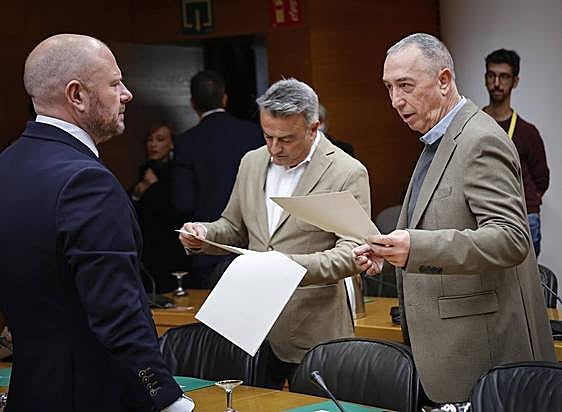 Joan Baldoví conversa con diputados socialistas en Les Corts.