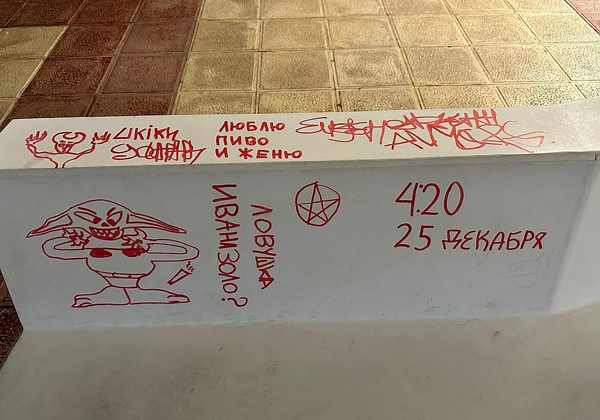 Pintadas en los bancos del paseo marítimo de El Campello.