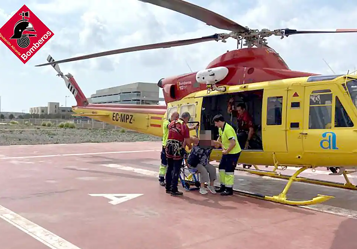 El helicóptero de rescate de la Diputación de Alicante, Alpha 01, en una imagen de archivo.