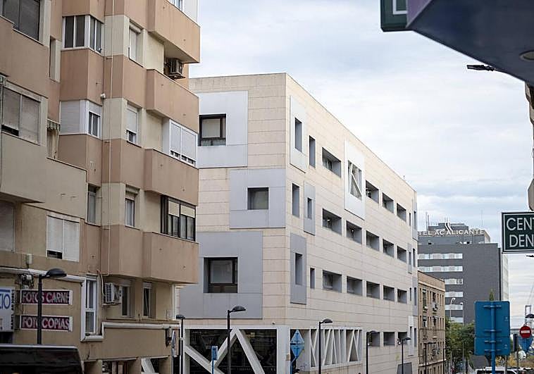 El sospechoso ha sido trasladado en primera instancia a la Comisaría de la Policía Nacional en Alicante.