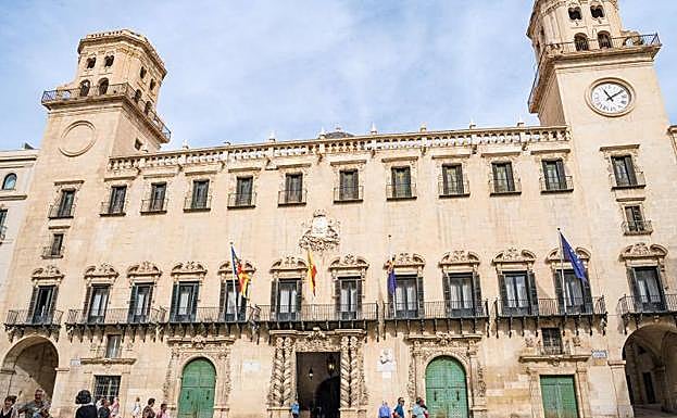 Alicante empieza el año sin oír las campanadas 