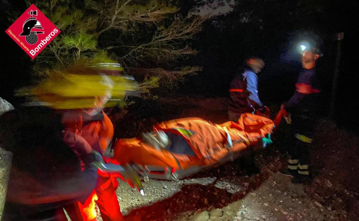 Los bomberos durante el rescate del corredor ruso herido en el Puig Campana