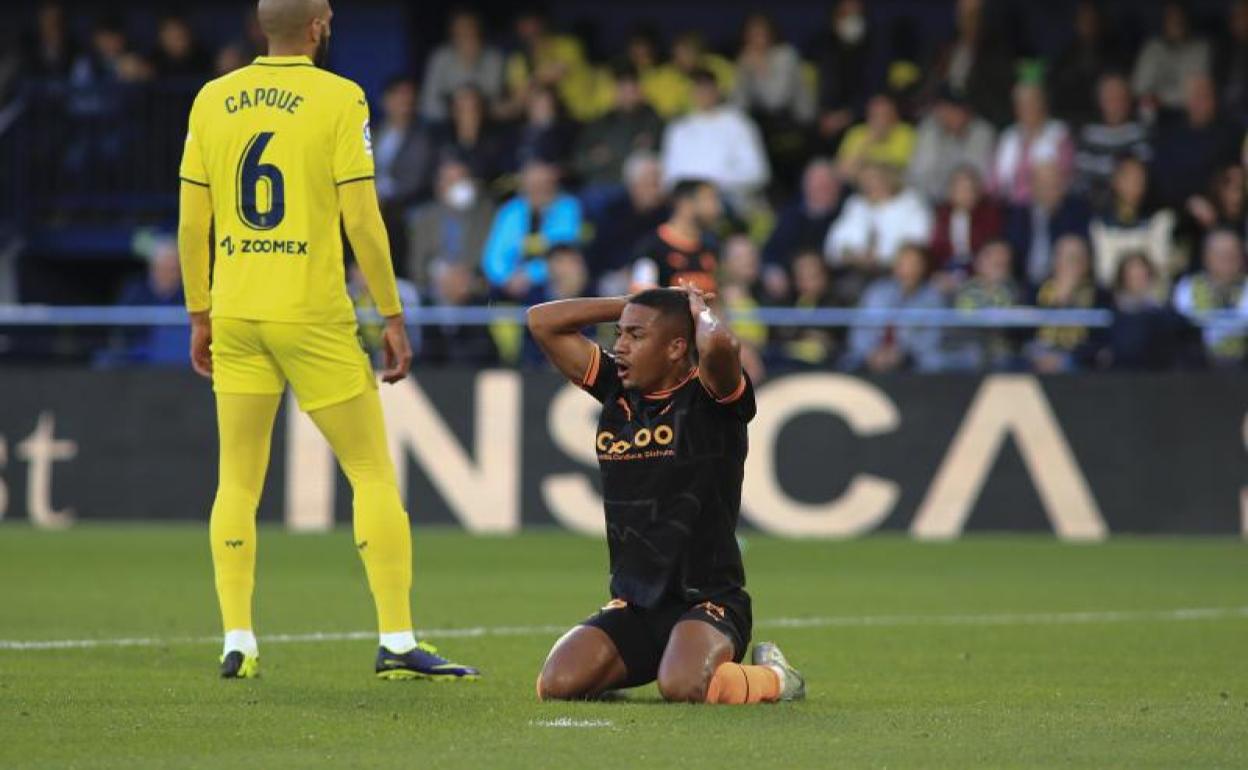 El brasileño Samu Lino lamenta una ocasión errada en Villarreal 