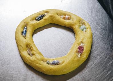 Imagen secundaria 1 - Proceso en el que se introducen los regalos en el roscón y después se cierra.