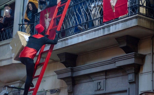 Un paje subiendo a un balcón, clásica estampa en la Cabalgata alcoyana 