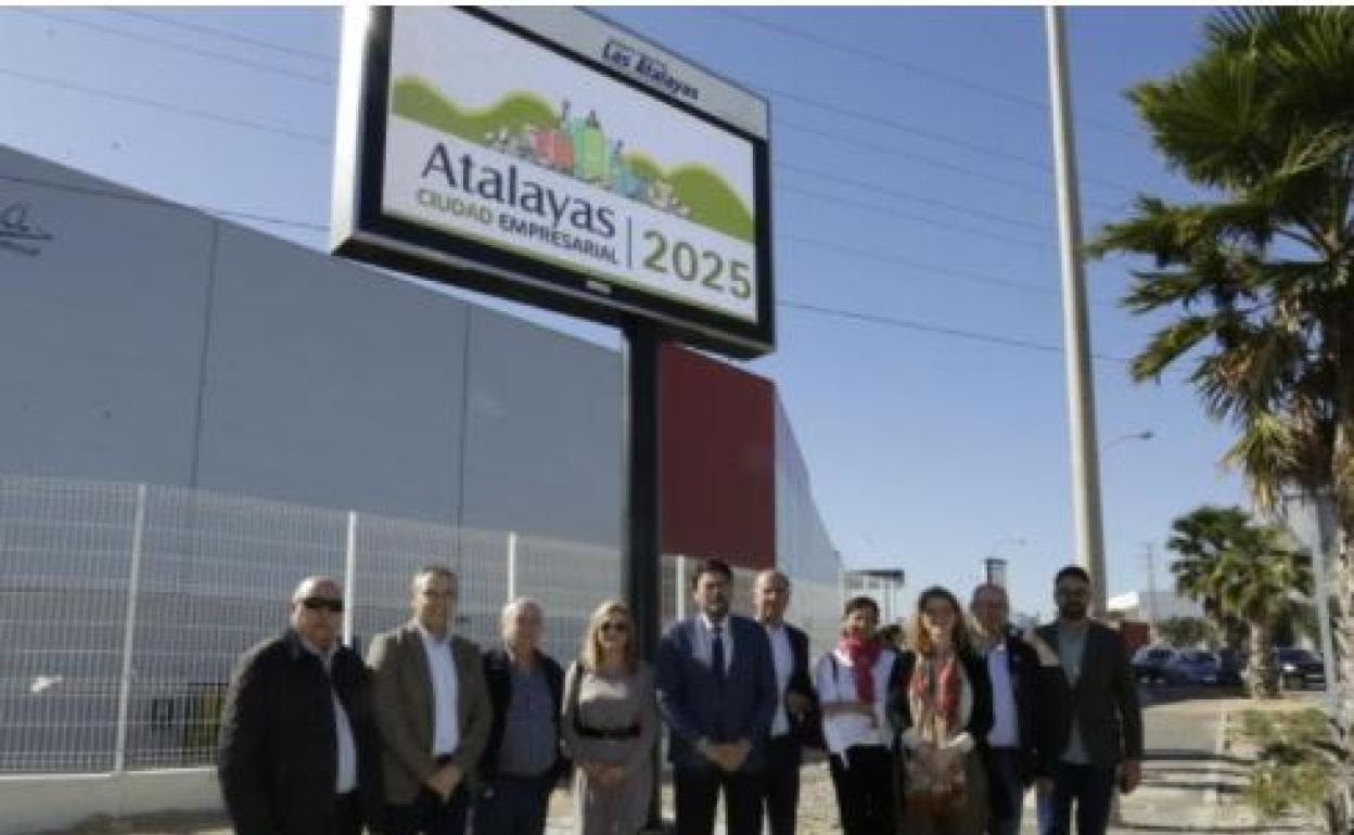 El alcalde, Luis Barcala, con miembros del Consistorio y la asociación de propietarios del polígono industrial de Las Atalayas. 