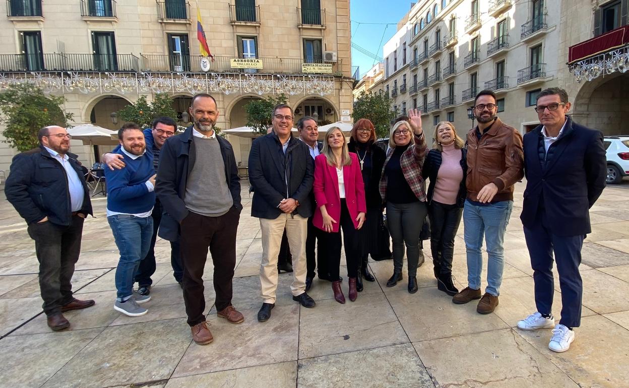 Foto de familia de Ciudadanos en la plaza del Ayuntamiento de la ciudad. 