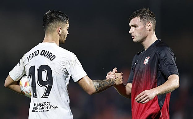 Saludo entre Hugo Duro y un jugador de La Nucía 