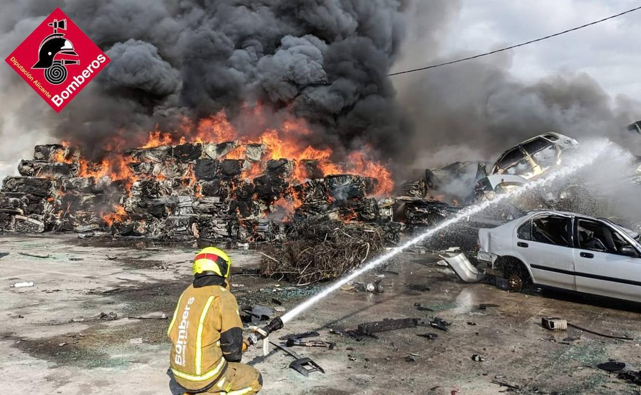 Uno de los bomberos durante las labores de extinción del incendio