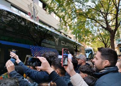 Imagen secundaria 1 - Aficionados recibiendo al F.C Barcelona en el Hotel Eurostars Centrum 