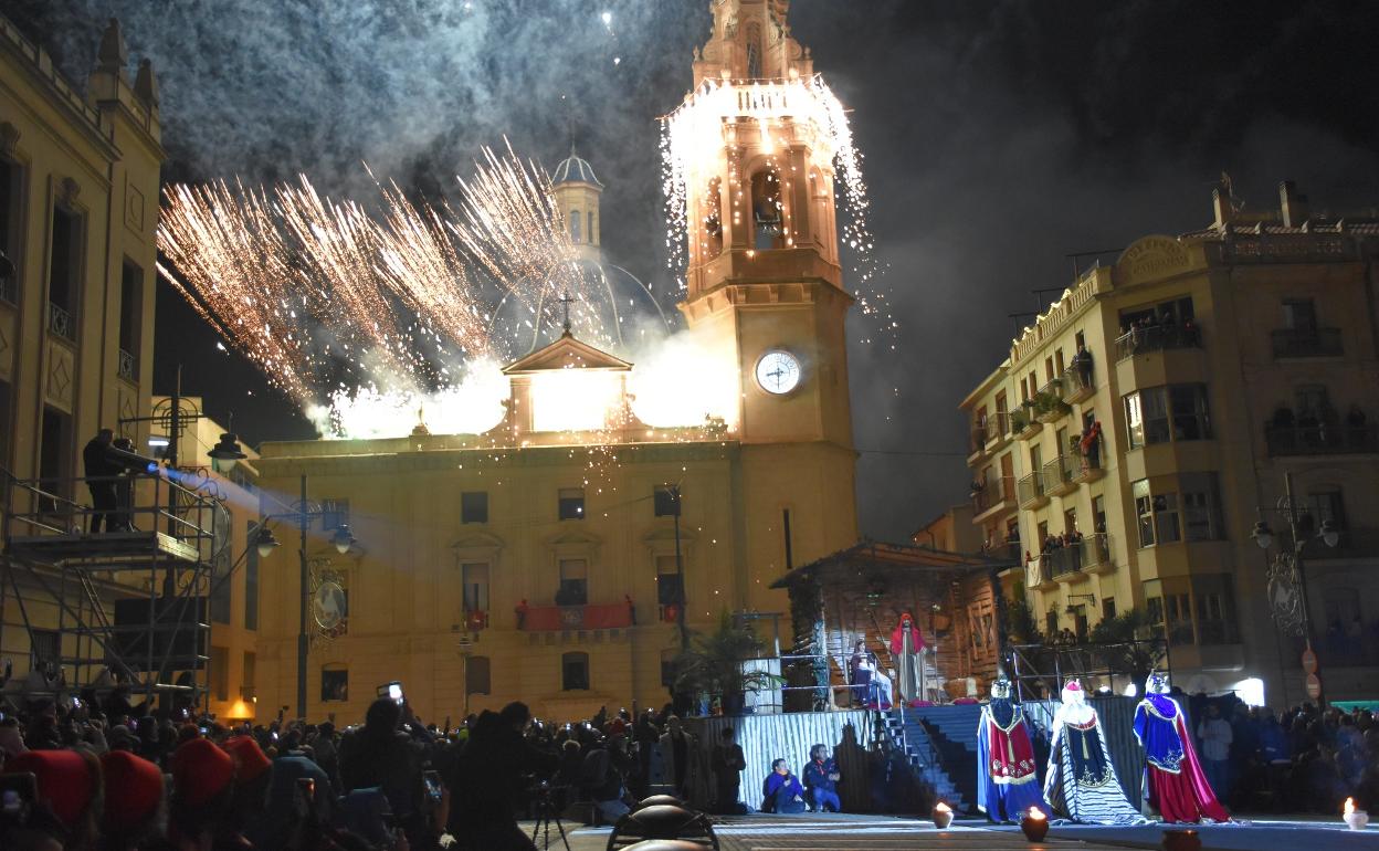 Momento de la adoración de los Reyes Magos de Alcoi. 