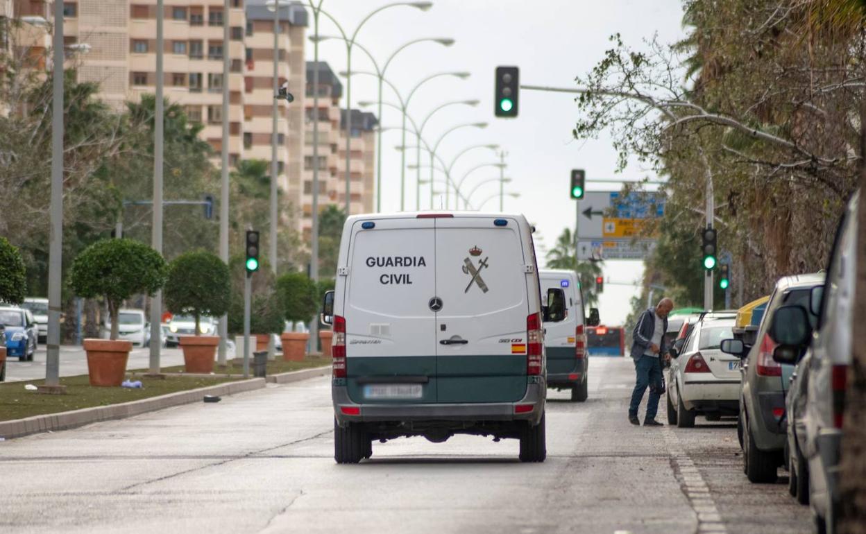 Imagen de archivo de un furgón de la Guardia Civil