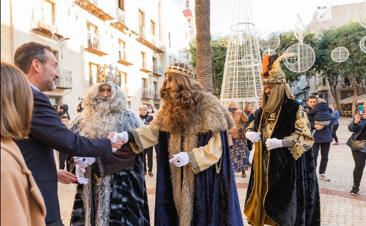 Los Reyes Magos saludando al alcalde de Elche, Carlos González. 