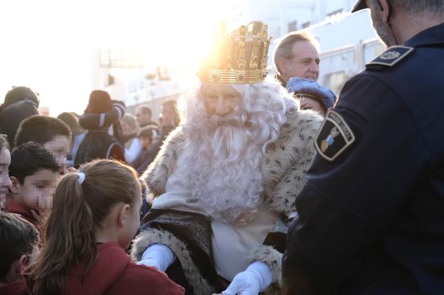 El rey Melchor saluda a una niña en el Puerto de Alicante