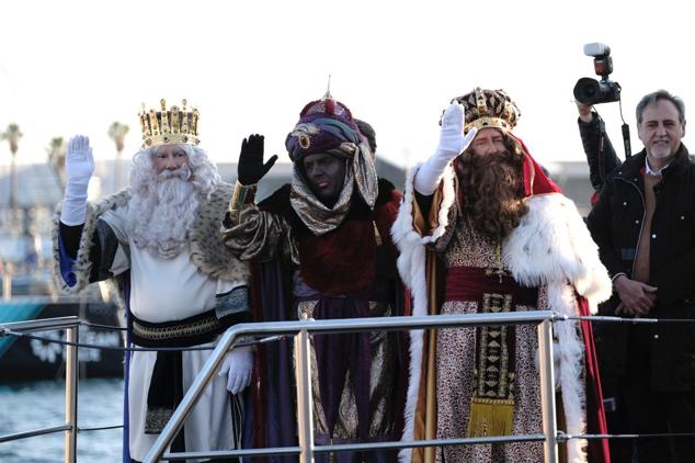 Los Reyes Magos saludan a los alicantinos a su llegada a la ciudad