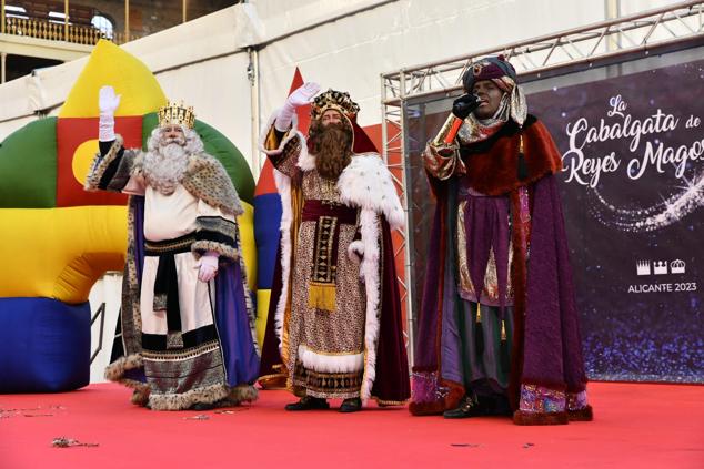Los Reyes Magos dan un discurso en el coso alicantino