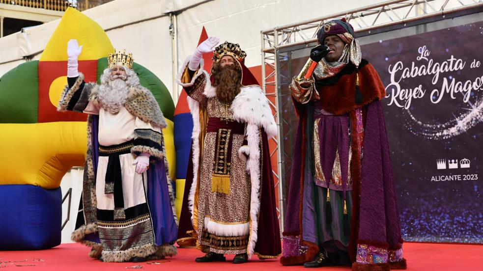 Los Magos toman tierra y bailan con los niños de Alicante en la plaza de Toros