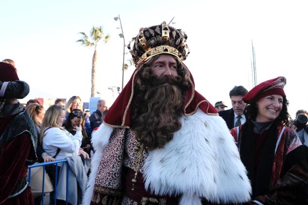 El Rey Gaspar camina por el Puerto de Alicante