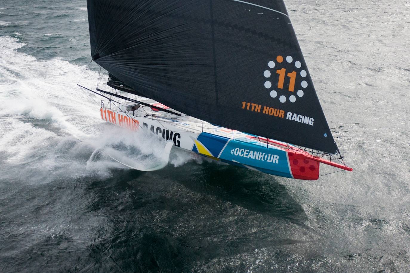 Barco del equipo 11th Hours Racing navegando a toda velocidad