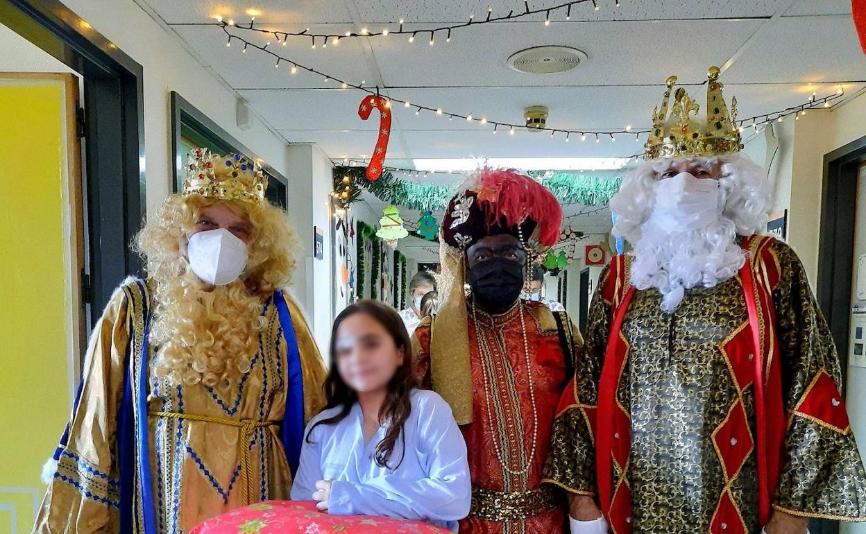 Los Reyes Magos en su visita al Hospital General Universitario Dr. Balmis de Alicante. 