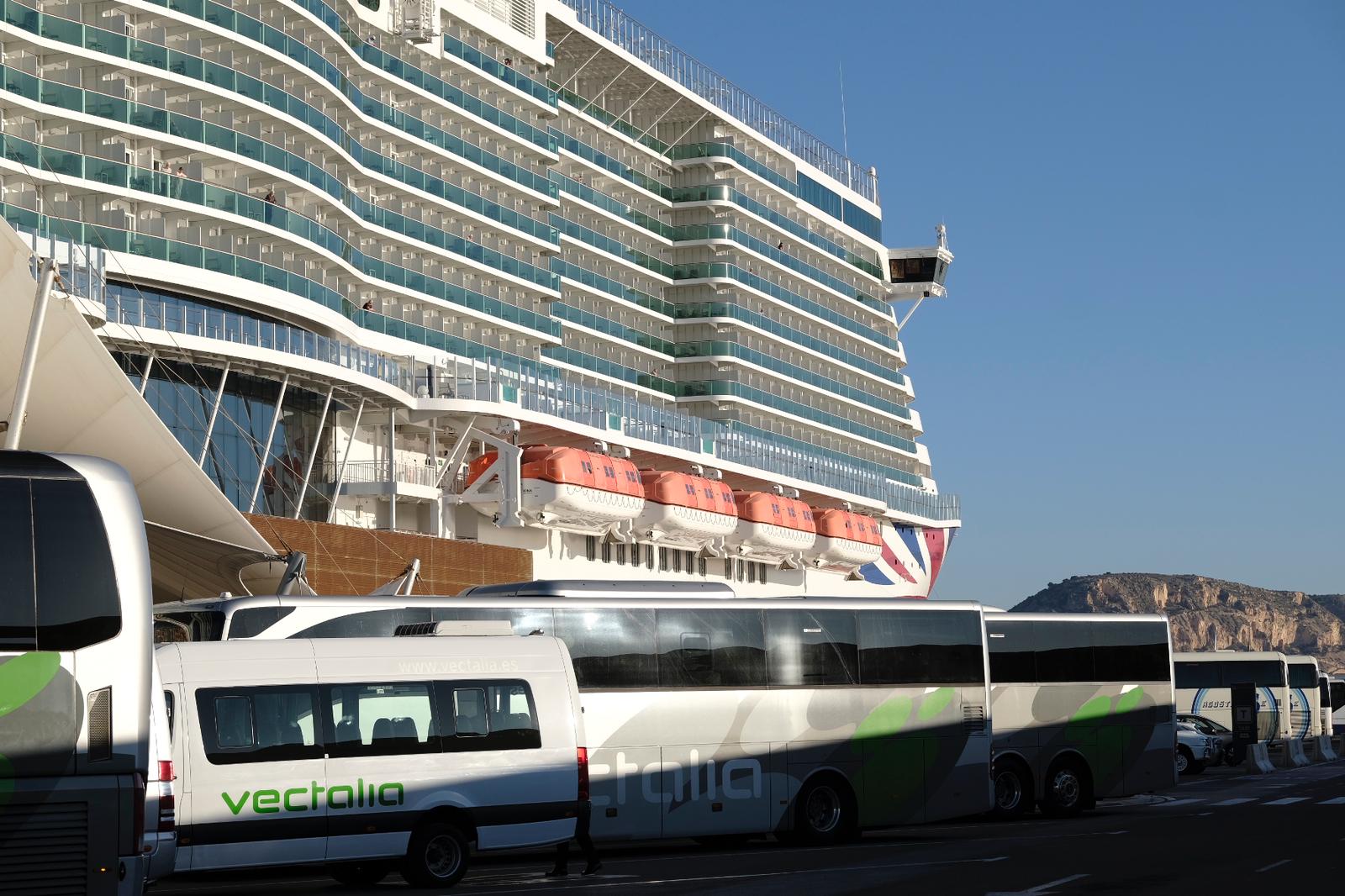 Fotos: El crucero &#039;Iona&#039; atraca en Alicante con 4.000 turistas