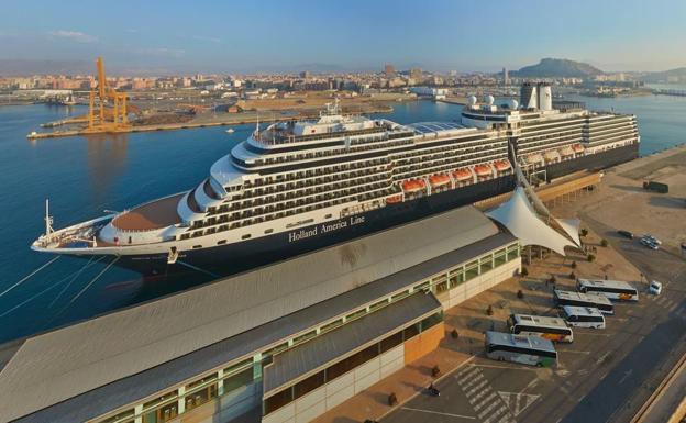 Un crucero amarrado en la Terminal del Puerto de Alicante y la ciudad al fondo.